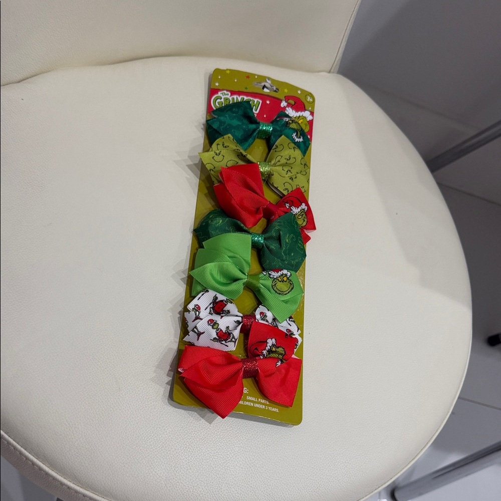 Dr. Seuss The Grinch Set of 7 Assorted Sparkly Green and Red Hair Bow Set